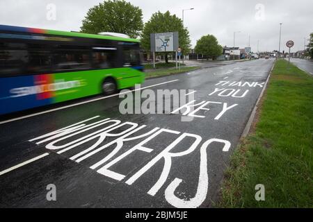 Swindon, Wiltshire, Regno Unito. 28 aprile 2020. Swindon Borough Consiglio ieri mattina ha dato il permesso al suo team autostrade di dipingere grazie messaggi su Foto Stock