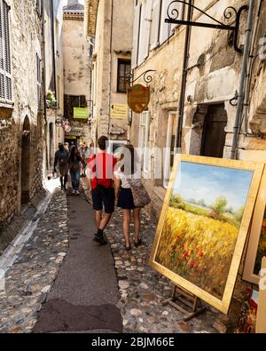 Turisti che esplorano le strette vie di Saint Paul de Vence, Costa Azzurra, Provenza, Francia. Foto Stock