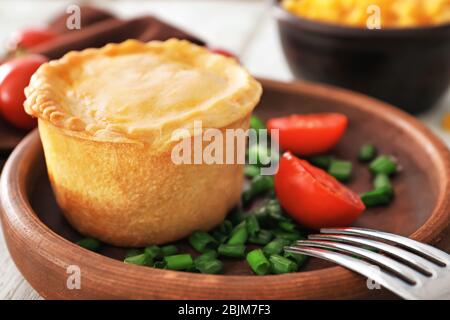 Deliziosa mini torta di carne in ciotola di legno, primo piano Foto Stock