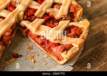 Torta di rabarbaro di fragole con un pezzo tagliato, primo piano Foto Stock