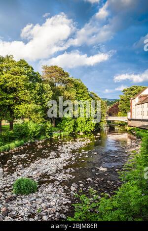 Il fiume Greta, affluente del fiume Derwent, che scorre attraverso Keswick. Foto Stock