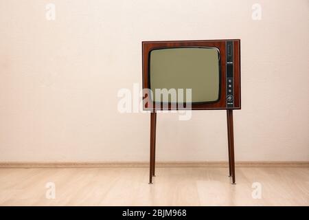 TV retro su sfondo chiaro Foto Stock