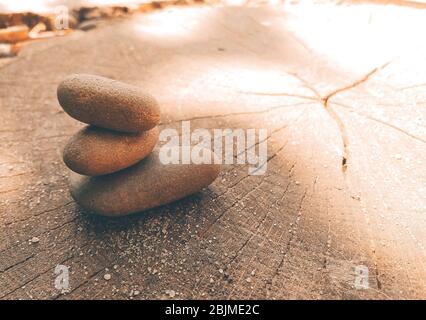 Yoga meditazione oggetti su tavola di legno all'aperto Foto stock