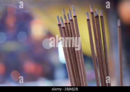 Incenso ardente si attacca in un tempio a Tainan, Taiwan Foto Stock