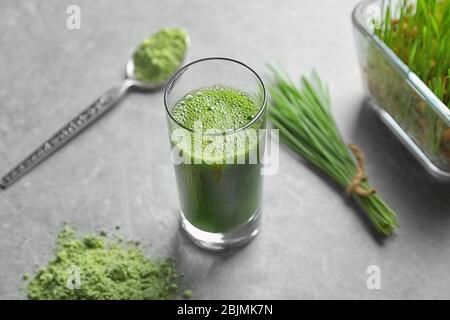 Erba di grano sparato su sfondo grigio Foto Stock