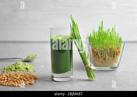 Grano erba sparò e grano su tavola grigia Foto Stock