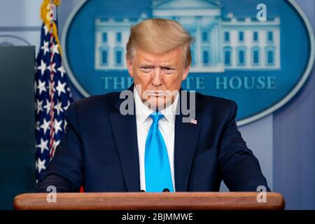 WASHINGTON DC, USA - 07 aprile 2020 - il presidente degli Stati Uniti Donald J. Trump ascolta e risponde alle domande dei membri della stampa Martedì 7 aprile 2020, Foto Stock