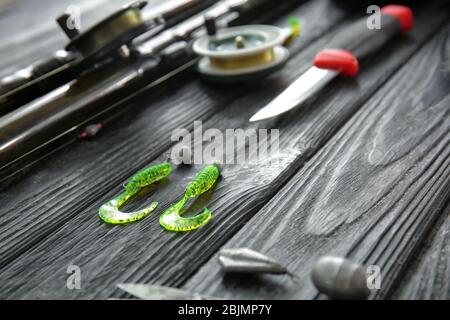 Esche cucchiaio e altre attrezzature da pesca su tavolo di legno, primo piano Foto Stock