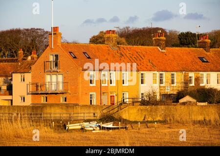 Tramonto bagliore su Cley accanto al mare sulla costa nord del Norfolk, Regno Unito. Foto Stock