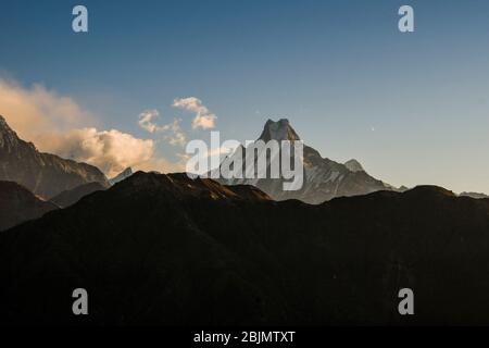 Le vette delle montagne iniziano ad illuminarsi con luce tenue e sbiadita all'alba, dando un incredibile senso di meraviglia per coloro che si avventurano a salire abbastanza presto Foto Stock