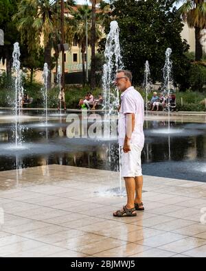 La fontana Miroir d'Eau, il Parco Paillon Promenade, Nizza, Costa Azzurra, Provenza, Francia. Foto Stock