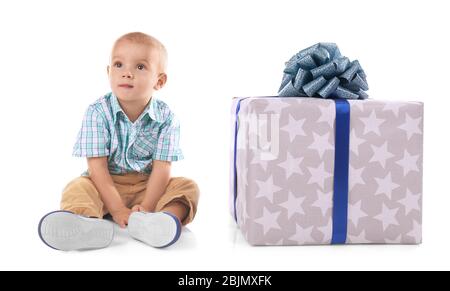 Bambino carino con grande scatola regalo su sfondo bianco Foto Stock