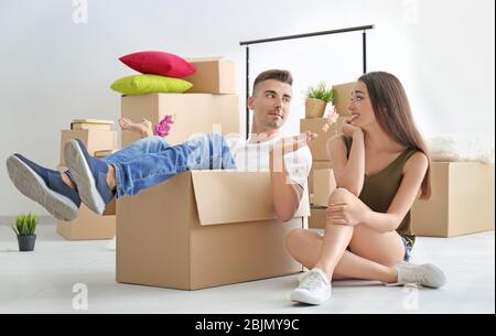 Giovane coppia felice divertirsi mentre si imballano in camera Foto Stock