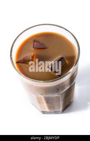Caffè ghiacciato o latte di caffe in vetro alto isolato su sfondo bianco Foto Stock