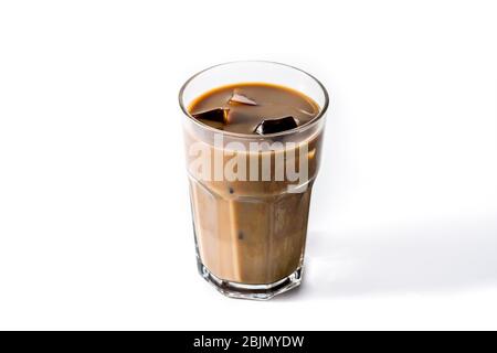 Caffè ghiacciato o latte di caffe in vetro alto isolato su sfondo bianco Foto Stock