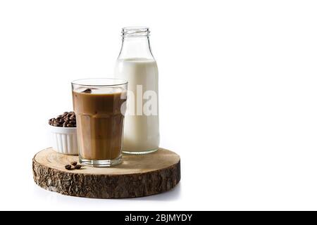 Caffè ghiacciato o caffe latte in alto vetro su tavolo di legno Foto Stock