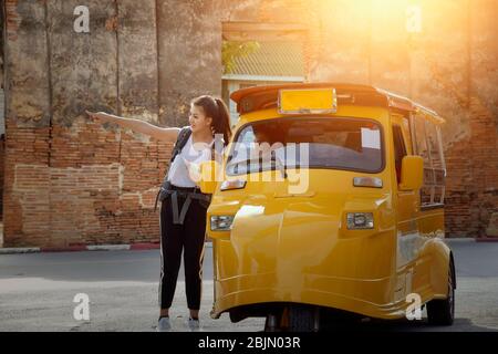 Turismo ottenere indicazioni da un autista tuk tuk, Ayutthaya provincia, Thailandia Foto Stock