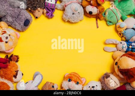 giocattoli morbidi per bambini per lo sviluppo di giochi su sfondo giallo Foto Stock