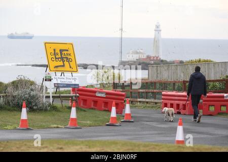 Uno spray di Swastika dipinto su un cartello che informa il pubblico che il parcheggio è chiuso vicino alla spiaggia a Old Hartley, vicino a Whitley Bay, Northumberland. Graffiti è apparso sui cartelli di diversi parcheggi lungo la strada costiera Northumberland, mentre il Regno Unito continua a bloccarsi per contribuire a frenare la diffusione del coronavirus. Foto Stock