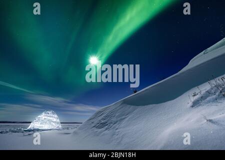 Igloo brillante sotto l'aurora settentrionale, Yellowknife, territori nordoccidentali, Canada Foto Stock