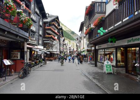 Zermatt, Svizzera - 28 settembre 2019: Località montana nelle Alpi svizzere. Strade affollate di Zermatt. Foto Stock