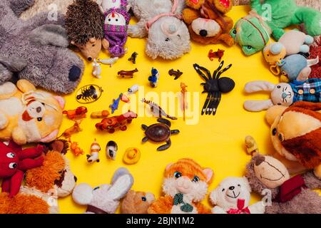 giocattoli morbidi per bambini per lo sviluppo di giochi su sfondo giallo Foto Stock