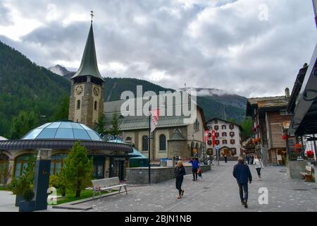 Zermatt, Svizzera - 28 settembre 2019: Località montana nelle Alpi svizzere. Strade affollate di Zermatt. Foto Stock