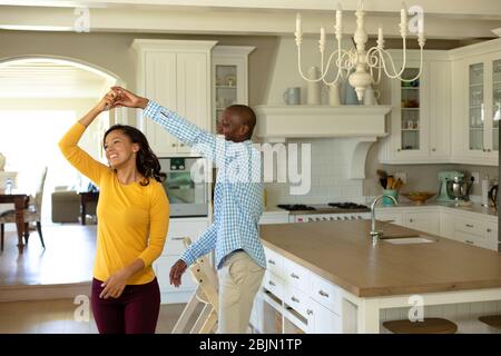 Buona coppia che balla in cucina Foto Stock