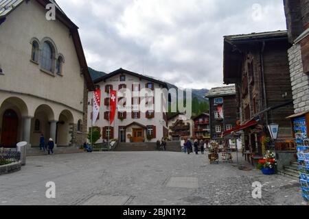 Zermatt, Svizzera - 28 settembre 2019: Località montana nelle Alpi svizzere. Strade affollate di Zermatt. Foto Stock