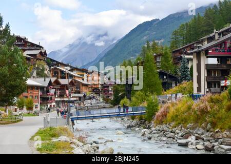 Zermatt, Svizzera - 28 settembre 2019: Località montana nelle Alpi svizzere. Strade affollate di Zermatt. Foto Stock