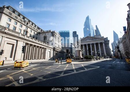 Una Banca d'Inghilterra completamente abbandonata e Royal Exchange all'inizio di questa mattina nel cuore della City of London durante il blocco dei coronavirus, Regno Unito Foto Stock