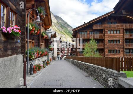 Zermatt, Svizzera - 28 settembre 2019: Località montana nelle Alpi svizzere. Strade affollate di Zermatt. Foto Stock