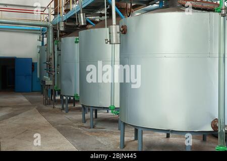 Serbatoi di acciaio inox per vino in fabbrica Foto Stock