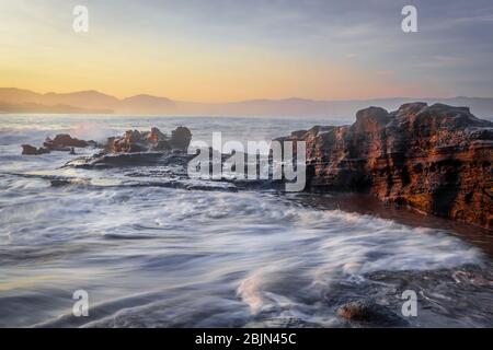 Karanghawu Beach all'alba, Teluk Pelabuhan Ratu, Palabuhanratu City, Giava Occidentale, Indonesia Foto Stock