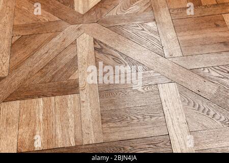 Parquet antico in legno di quercia con motivi geometrici, piastrelle decorative. Texture di sfondo Foto Stock