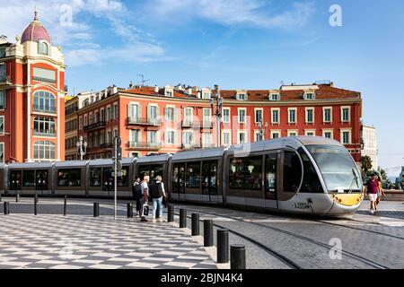 Tram che passa per Place Massena, Nizza, Costa Azzurra, Provenza, Francia. Foto Stock