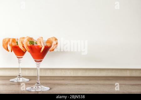 Bicchieri con cocktail di gamberi e salsa di pomodoro sul tavolo Foto Stock