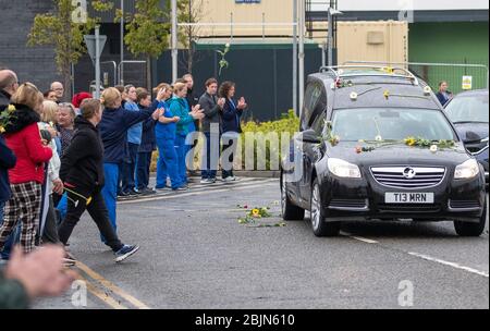 Il corteo funebre dell'operaio NHS Jane Murphy passa il reparto di emergenza e incidente all'Infirmary reale di Edimburgo. Foto Stock