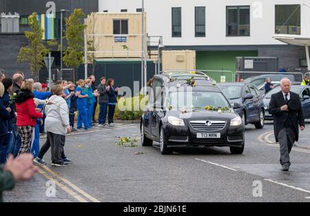 Il corteo funebre dell'operaio NHS Jane Murphy passa il reparto di emergenza e incidente all'Infirmary reale di Edimburgo. Foto Stock