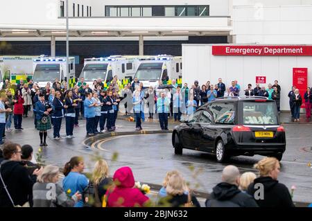 Il corteo funebre dell'operaio NHS Jane Murphy passa il reparto di emergenza e incidente all'Infirmary reale di Edimburgo. Foto Stock