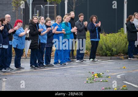 Il personale dell'NHS, i lavoratori dei servizi di emergenza e i membri del pubblico osservano il corteo funebre dell'operaio dell'NHS Jane Murphy passa il reparto di emergenza e incidente dell'Edinburgh Royal Infirmary, Edimburgo. Foto Stock