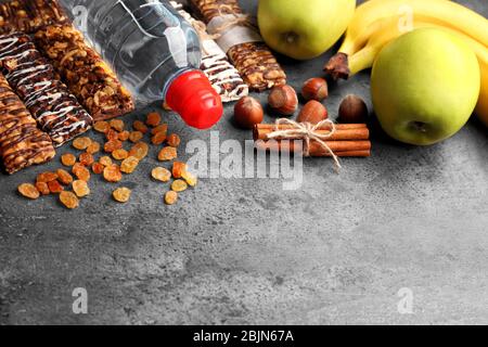 Composizione con barre di energia di cereali su sfondo grigio Foto Stock