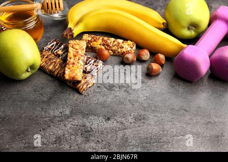 Composizione con barre di energia di cereali su sfondo grigio Foto Stock