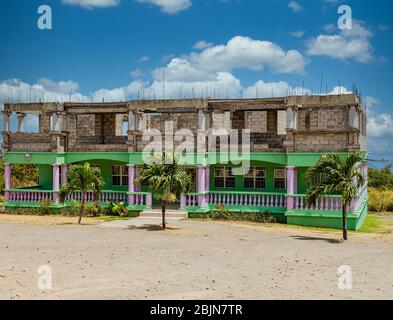 Hotel abbandonato con pittura luminosa Foto Stock