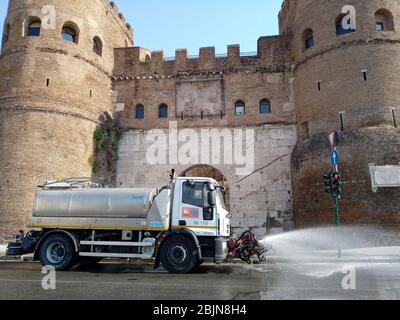 Roma, Italia. 30 Aprile 2020. Mezzi ama (azienda di pulizia urnana) sanitizza le strade di Roma per l'emergenza coronavirus. Credit: SPP Sport Press Photo. /Alamy Live News Foto Stock