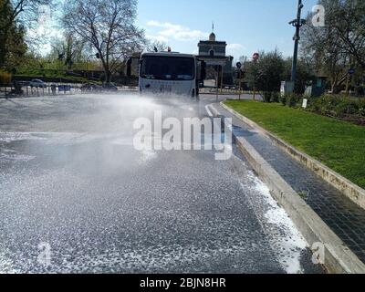 Roma, Italia. 30 Aprile 2020. Mezzi ama (azienda di pulizia urnana) sanitizza le strade di Roma per l'emergenza coronavirus. Credit: SPP Sport Press Photo. /Alamy Live News Foto Stock