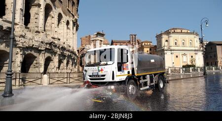 Roma, Italia. 30 Aprile 2020. Mezzi ama (azienda di pulizia urnana) sanitizza le strade di Roma per l'emergenza coronavirus. Credit: SPP Sport Press Photo. /Alamy Live News Foto Stock