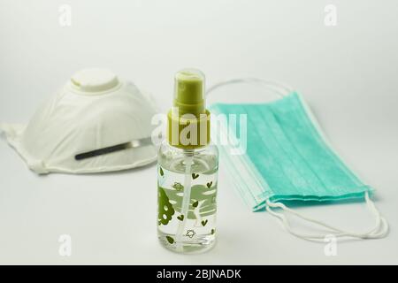 Concetto di prevenzione del coronavirus, disinfettante per le mani con maschera facciale e maschera di protezione N95 Foto Stock