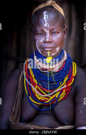 Immagine scattata durante un viaggio in Etiopia del sud, valle di Omo, signora del karo Foto Stock