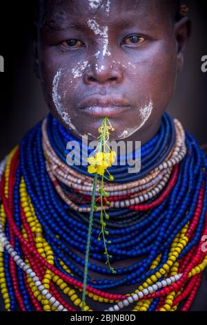 Immagine scattata durante un viaggio in Etiopia del sud, valle di Omo, signora del karo Foto Stock